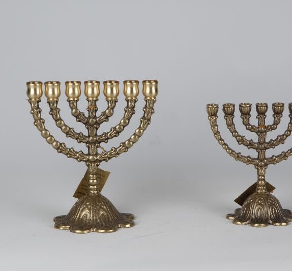 Round Menorah with flower shape base small - Size 1