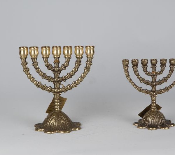 Round Menorah with flower shape base small – Size 1 1